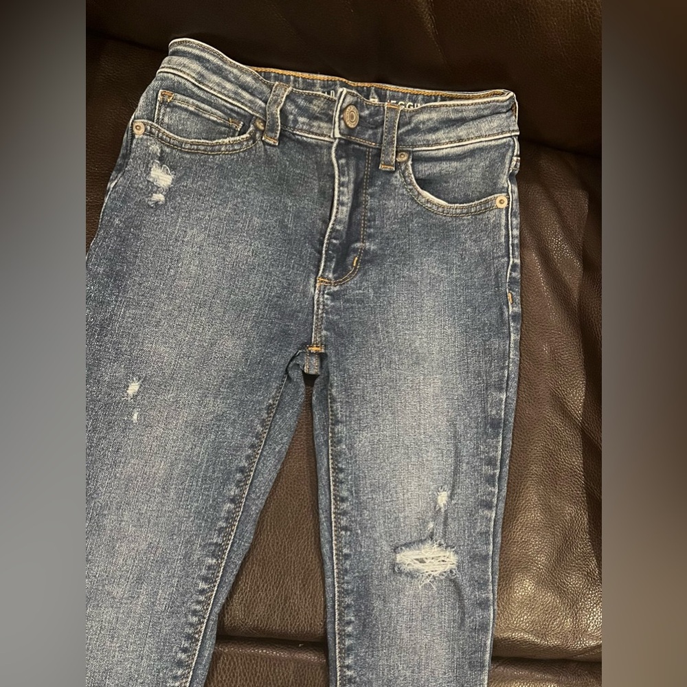 High-Rise Skinny Ankle Jeggings and blue cotton T with embroidered stars. - Picture 4 of 13
